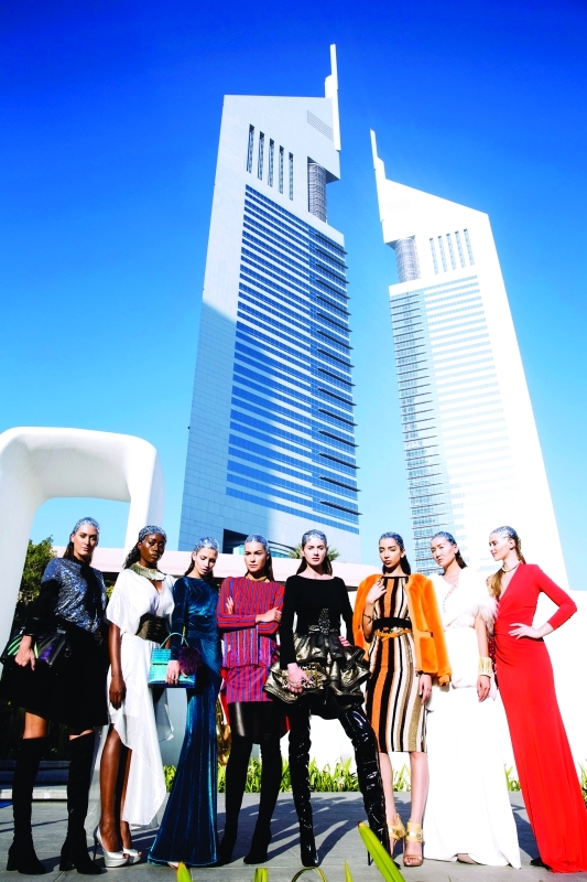 الصورة : « تصاميم المستقبل ».. عروض أمام أبراج الإمارات | من المصدر