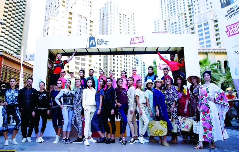 الصورة : ■ عروض أزياء متجولة تتنقل بين أشهر الأماكن الخارجية المتنوعة في دبي  |  تصوير - زافير