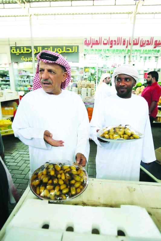 الصورة : خلال عرض رطب النغال في الأسواق ــ تصوير: عمران خالد