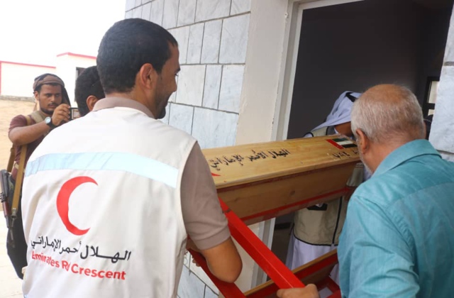 الإمارات تواصل تقديم قوافل الإغاثة في عدد من المحافظات اليمنية 