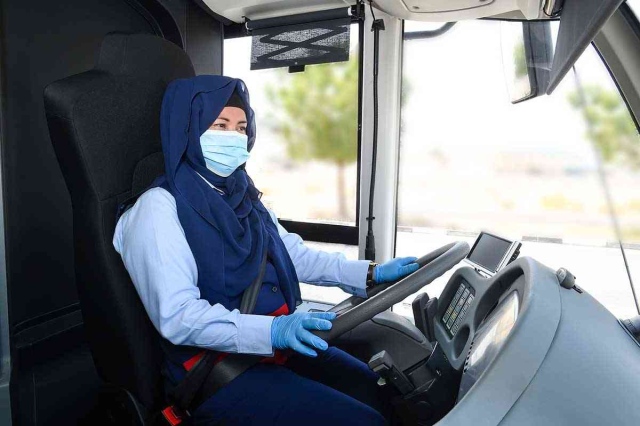 لأول مرة في المنطقة.. دبي تُوَظِّفُ سائقات في خطوطها الداخلية للحافلات العامة 
