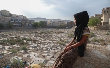 الصورة: الصورة: وسط القبور.. الطفلة خيرية ترسم خريطة مستقبلها