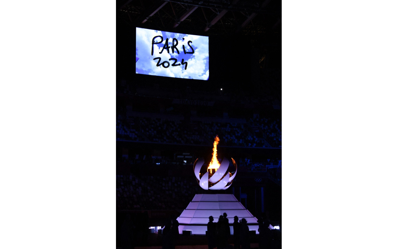 الصورة : فرنسا تتسلم العلم الأولمبي بحضور باخ