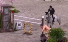الصورة: الصورة: تمثال مصارع سومو يثير الرعب في خيول أولمبياد طوكيو