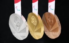 الصورة: الصورة: لأول مرة في تاريخ الألعاب البارالمبية.. ميداليات طوكيو بلغة برايل