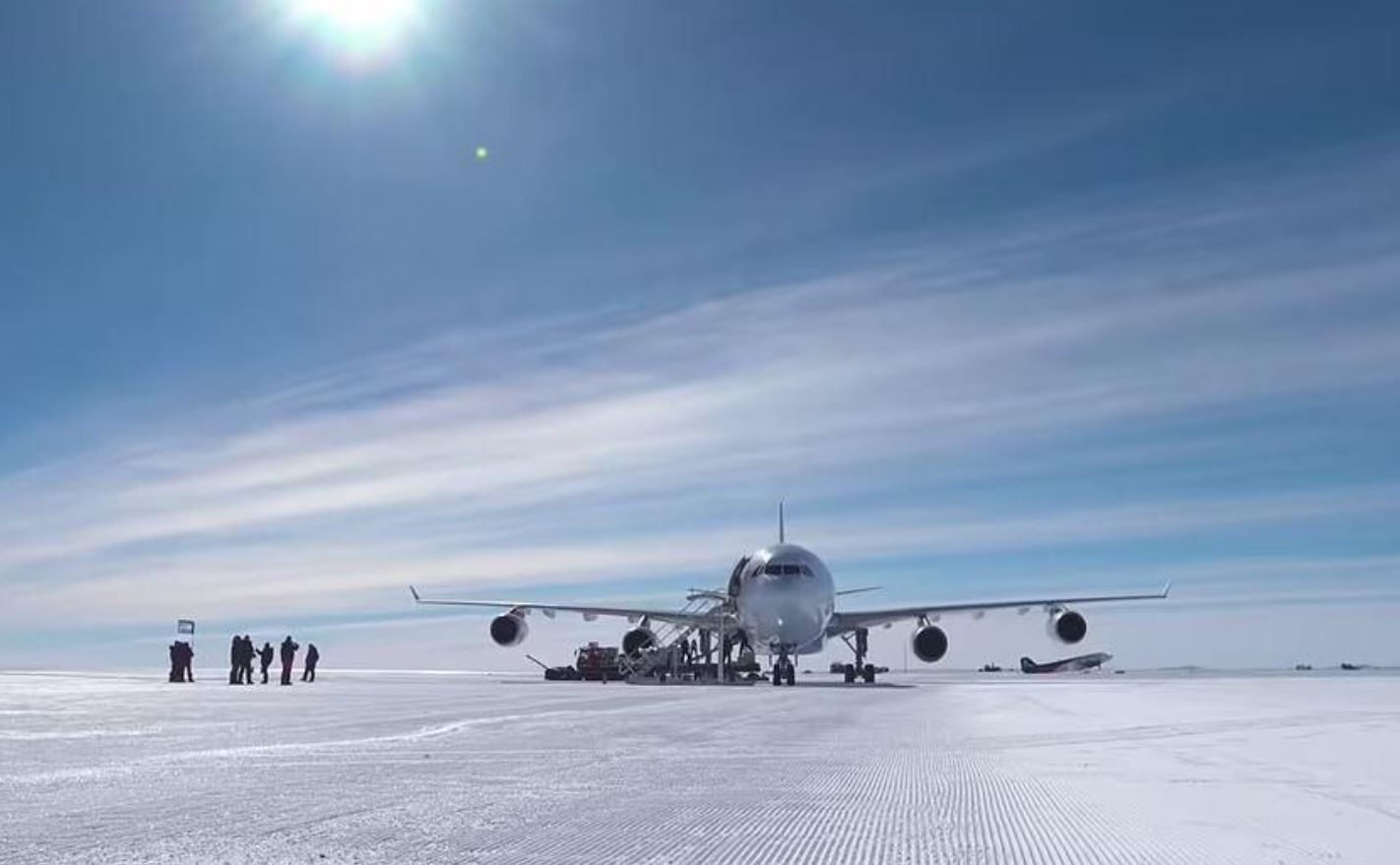 Самолет в антарктиде. A340 в Антарктиде. Airbus a340-300 в Антарктиде. A320 в Антарктиде. Антарктида с самолета.