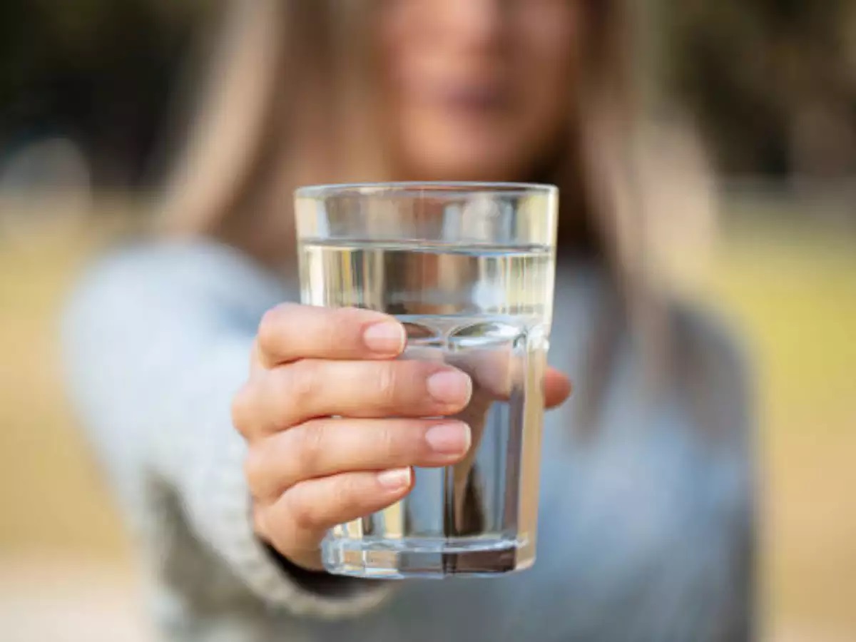 لماذا يجب شرب الكثير من الماء قبل الرحلات الجوية؟ Image