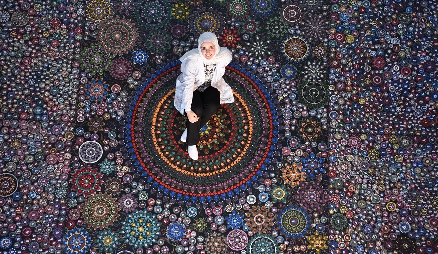 فنانة سورية تدخل "غينيس" بأكبر لوحة ماندالا في العالم