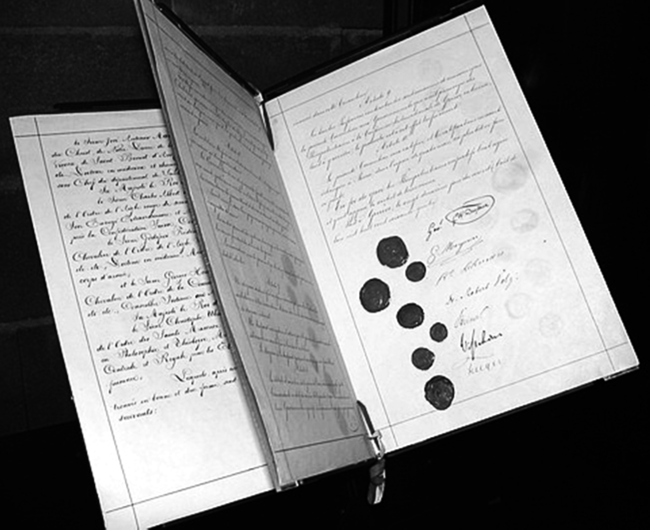 الصورة : 1949 توقيع اتفاقية جنيف المتعلقة بحماية المدنيين في أوقات الحرب .