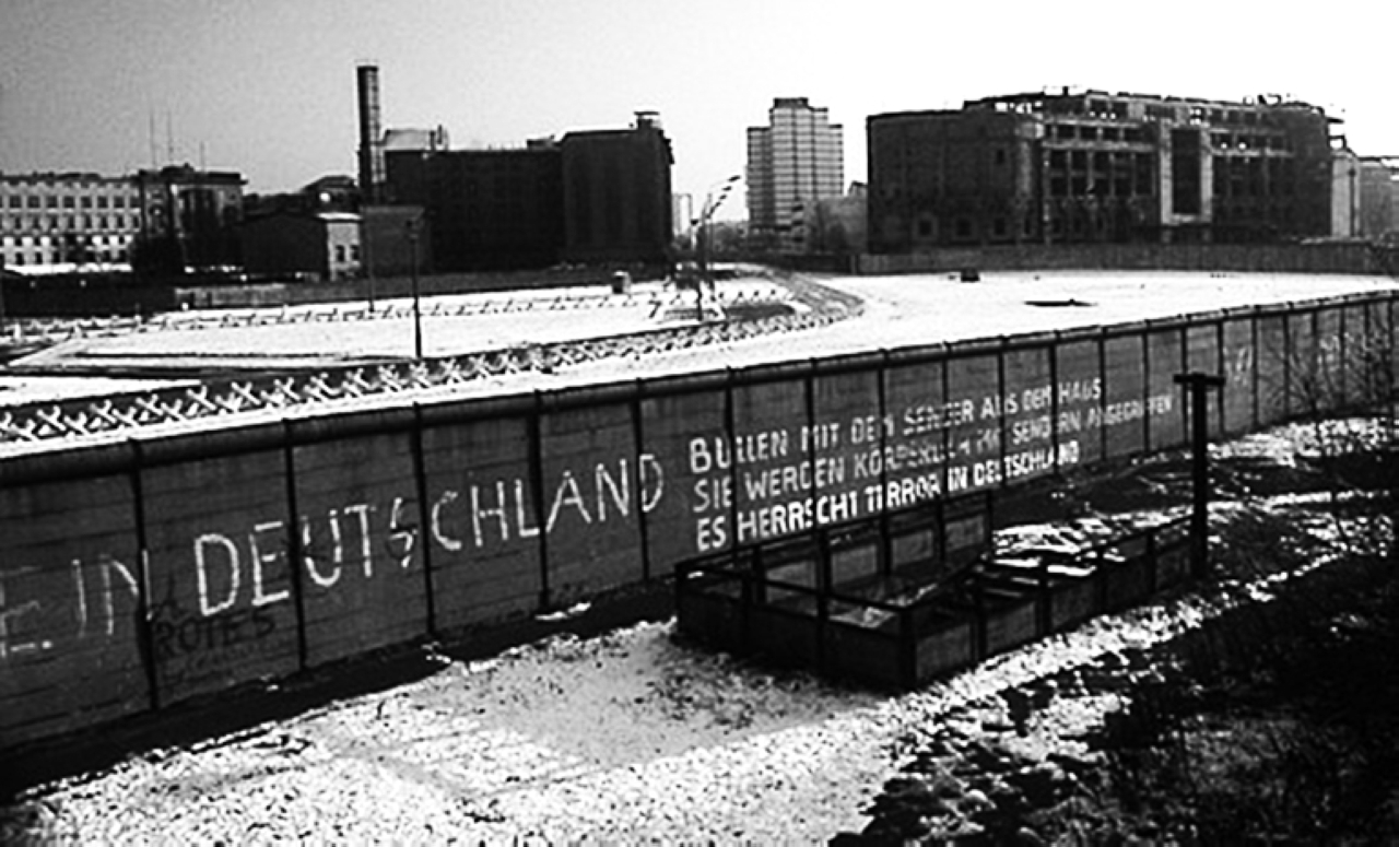 الصورة : 1961 إغلاق الحدود بين الألمانيتين وبدء بناء جدار برلين.