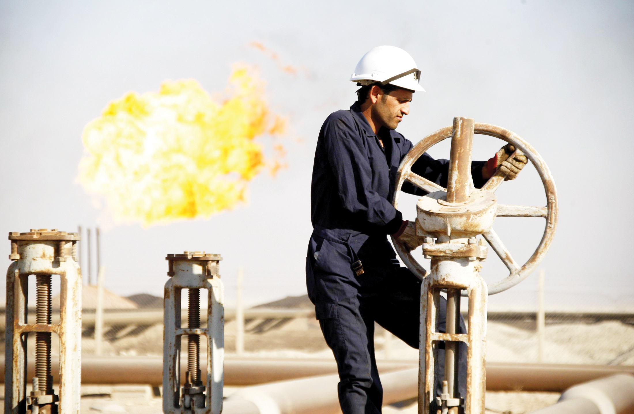 النفط لأعلى مستوى في شهرين مع أنباء بتخفيف القيود في الصين