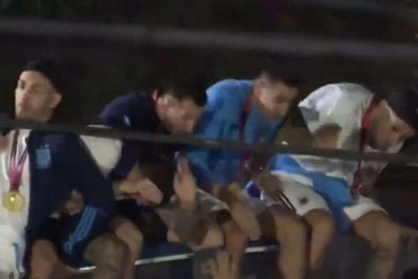 بعد التتويج بكأس العالم.. ميسي ولاعبو الأرجنتين ينجون من الموت المحقق (فيديو)