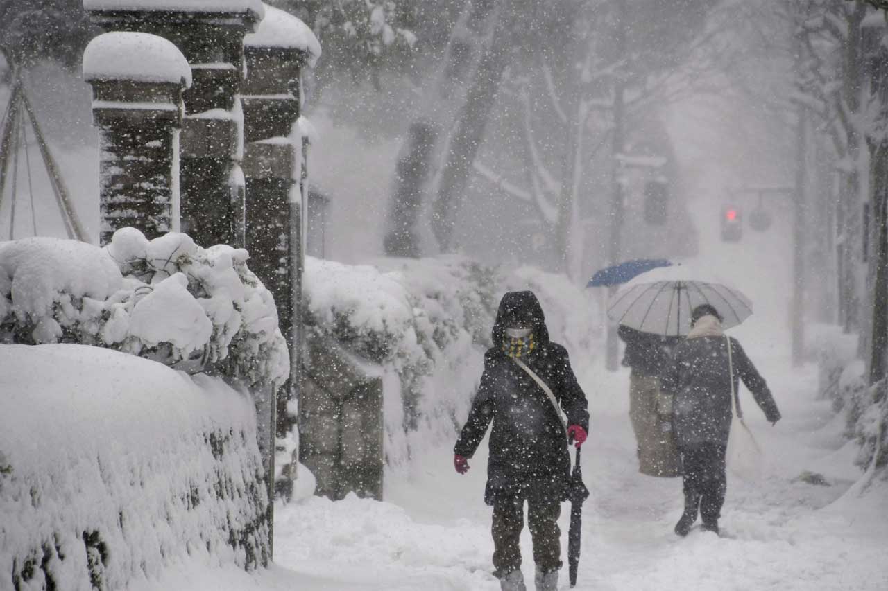 اليابان: 13 قتيلاً ضحايا الثلوج الكثيفة.. وآلاف المنازل بلا كهرباء