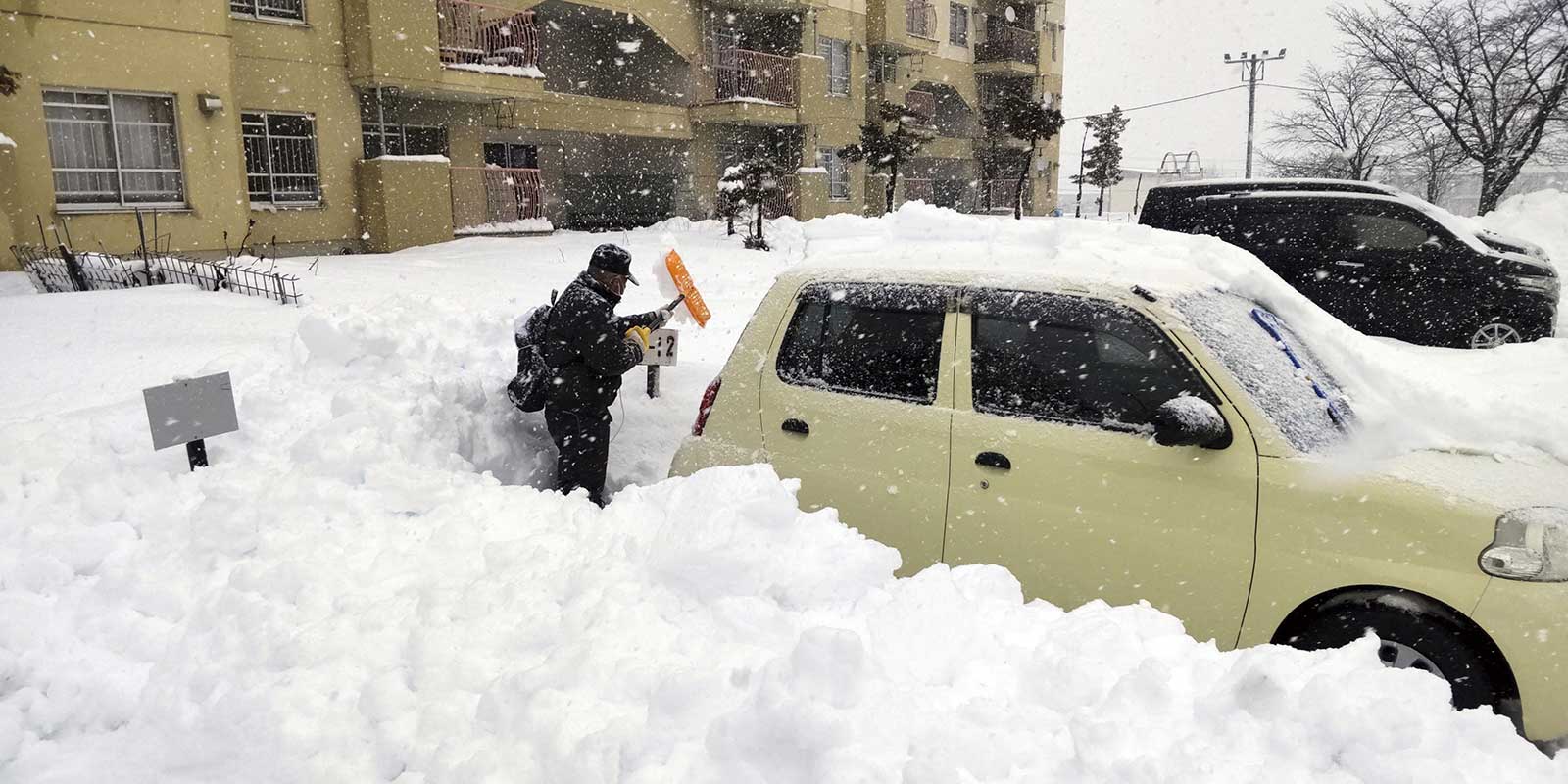 قتلت 13 شخصاً.. استمرار موجة الثلوج الكثيفة في اليابان