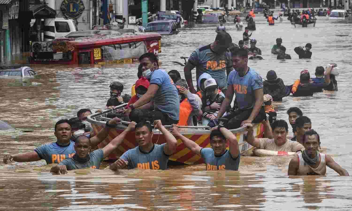 11 قتيلاً وفرار الآلاف من منازلهم بسبب فيضانات في الفلبين