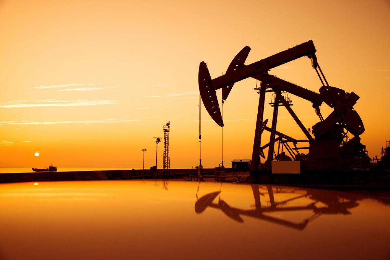 استقرار النفط مع زيادة الإنتاج بأمريكا وتخفيف قيود كورونا في الصين