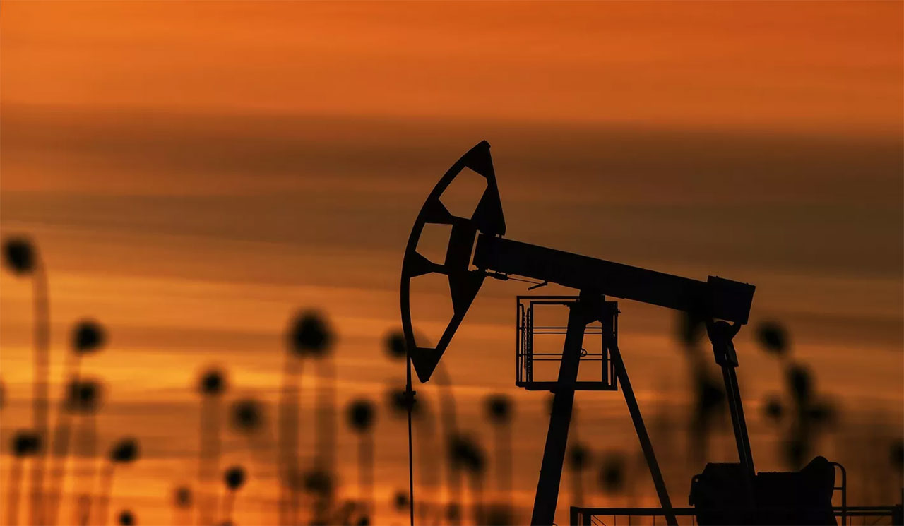 النفط يتراجع بعد تحذيرات من صعوبات اقتصادية في 2023