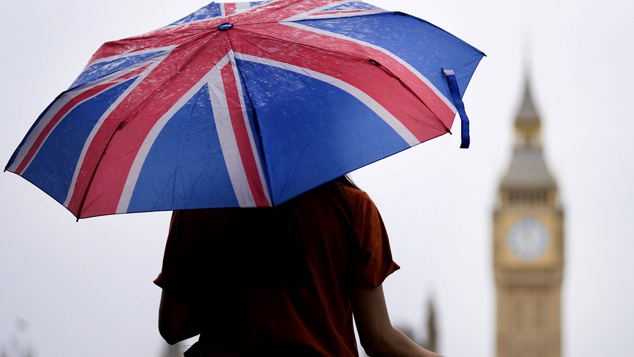 بريطانيا تحذر من وقوع فيضانات جراء الأمطار