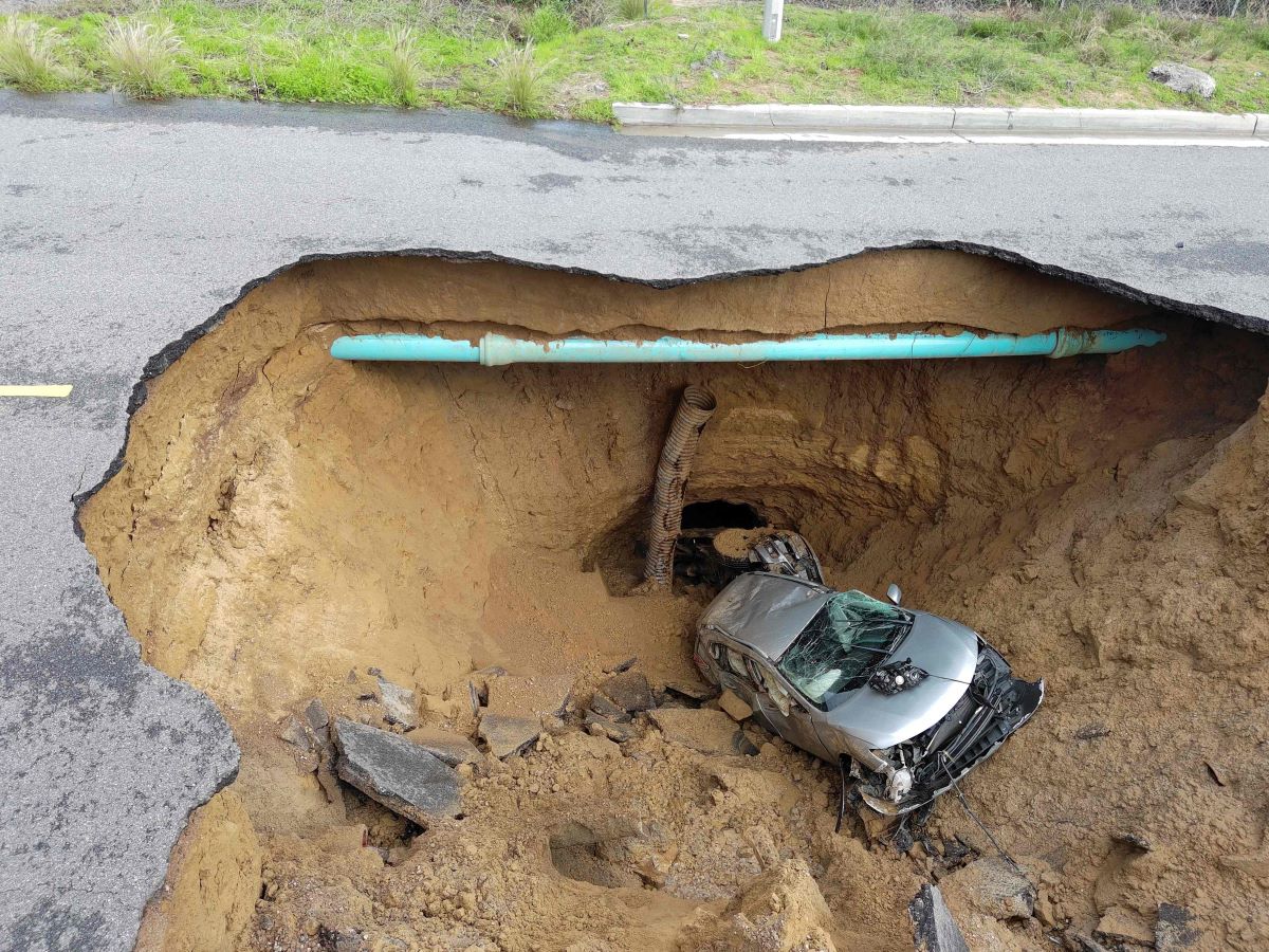 حفرة تبتلع سيارتين في كاليفورنيا.. فيديو