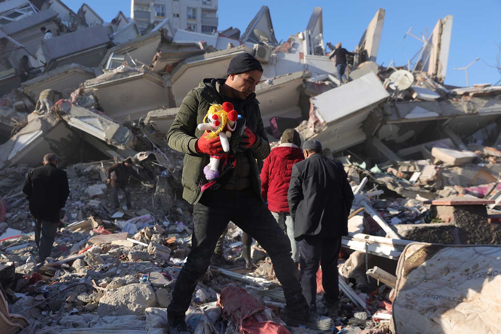 فرُّوا من الموت للموت.. قصة أسرة فلسطينية حصدها الزلزال في تركيا