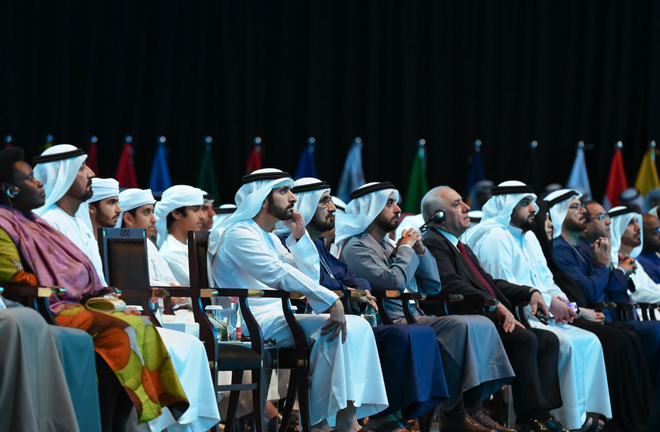 محمد بن راشد يشهد جلسة رئيسية لولي عهد الفجيرة في القمة العالمية للحكومات