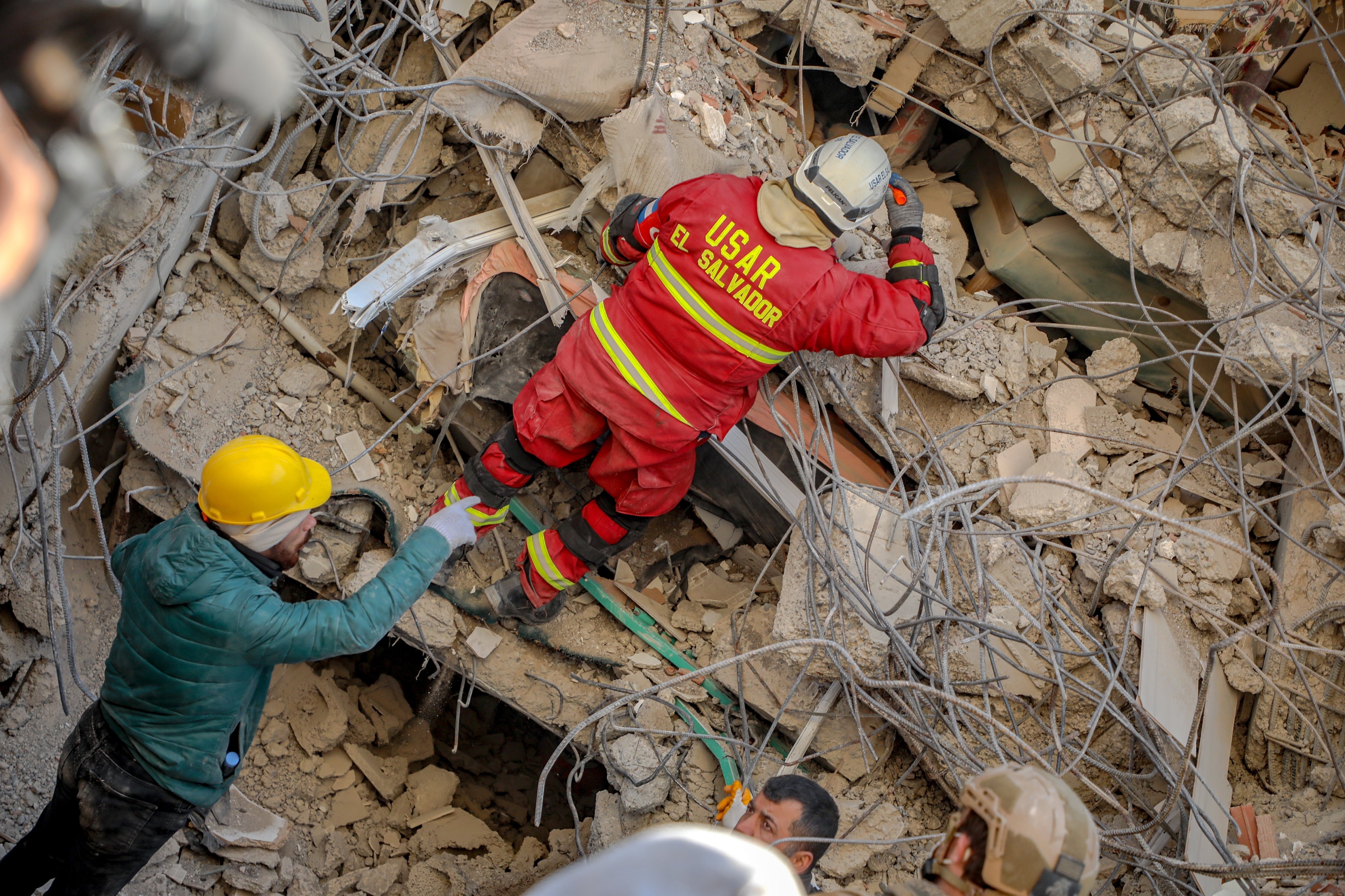 إنقاذ شابة وامرأة في تركيا بعد 11 يوماً على الزلزال