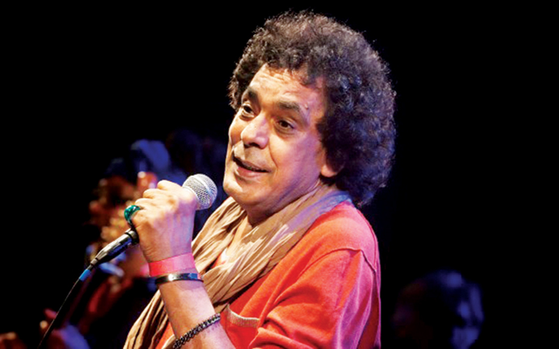 محمد منير يغني في ممشى القناة بأبوظبي