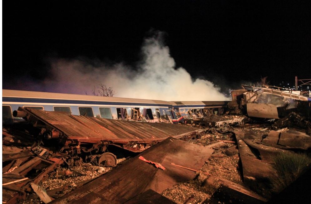 مقتل 8 أشخاص في تصادم قطارين باليونان