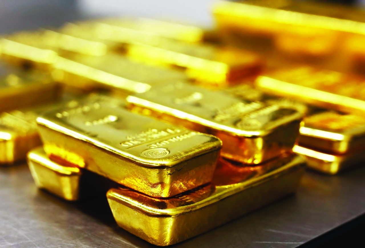 الذهب يرتفع 2 % ويستعيد جاذبيته كملاذ آمن