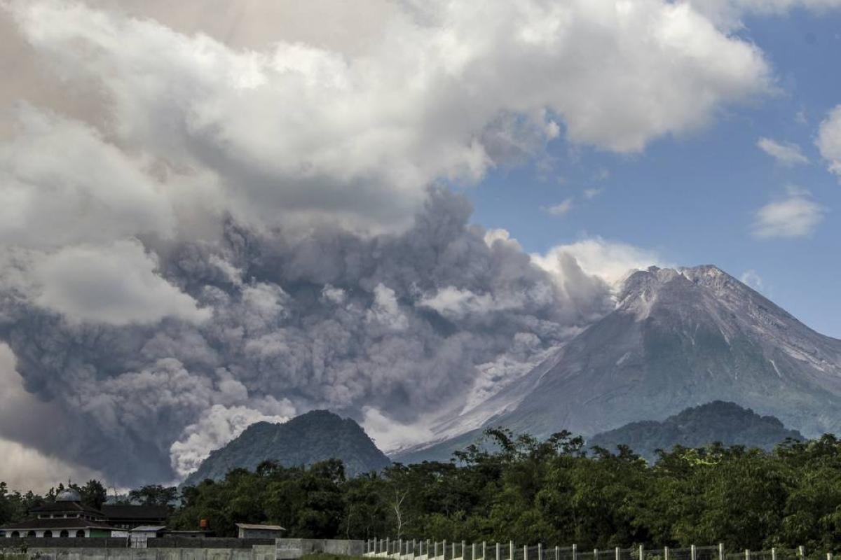 قرى بأكملها غطاها الرماد بعد انفجار بركان ميرابي في إندونيسيا