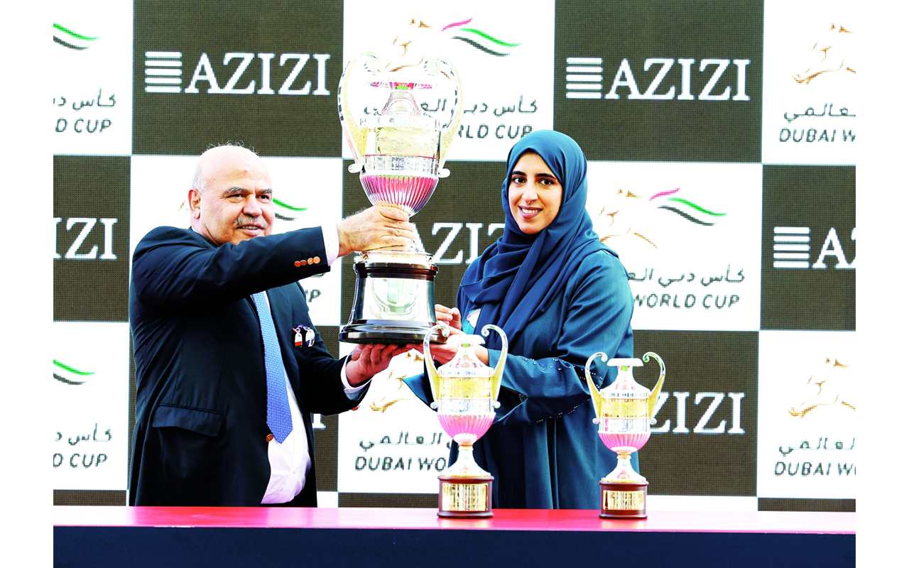 الصورة : حصة بنت حمدان تتسلم كأس الشوط الرابع | البيان