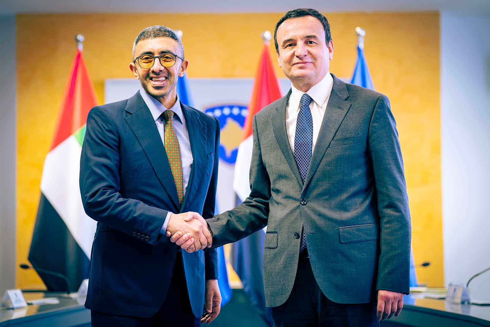 عبد الله بن زايد ورئيس وزراء كوسوفو يبحثان العلاقات الثنائية