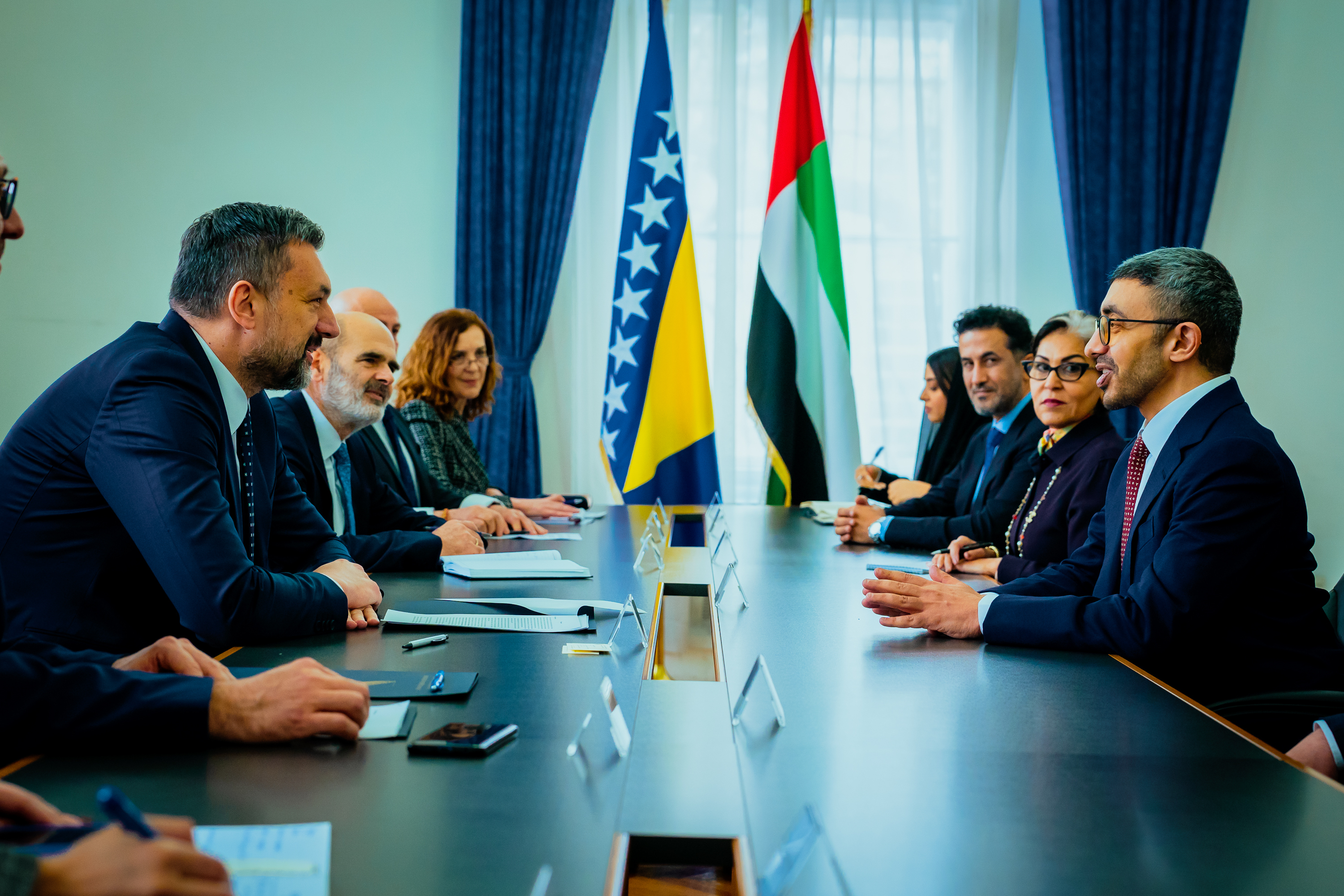 عبدالله بن زايد يبحث مع وزير خارجية البوسنة والهرسك تعزيز التعاون المشترك بين البلدين