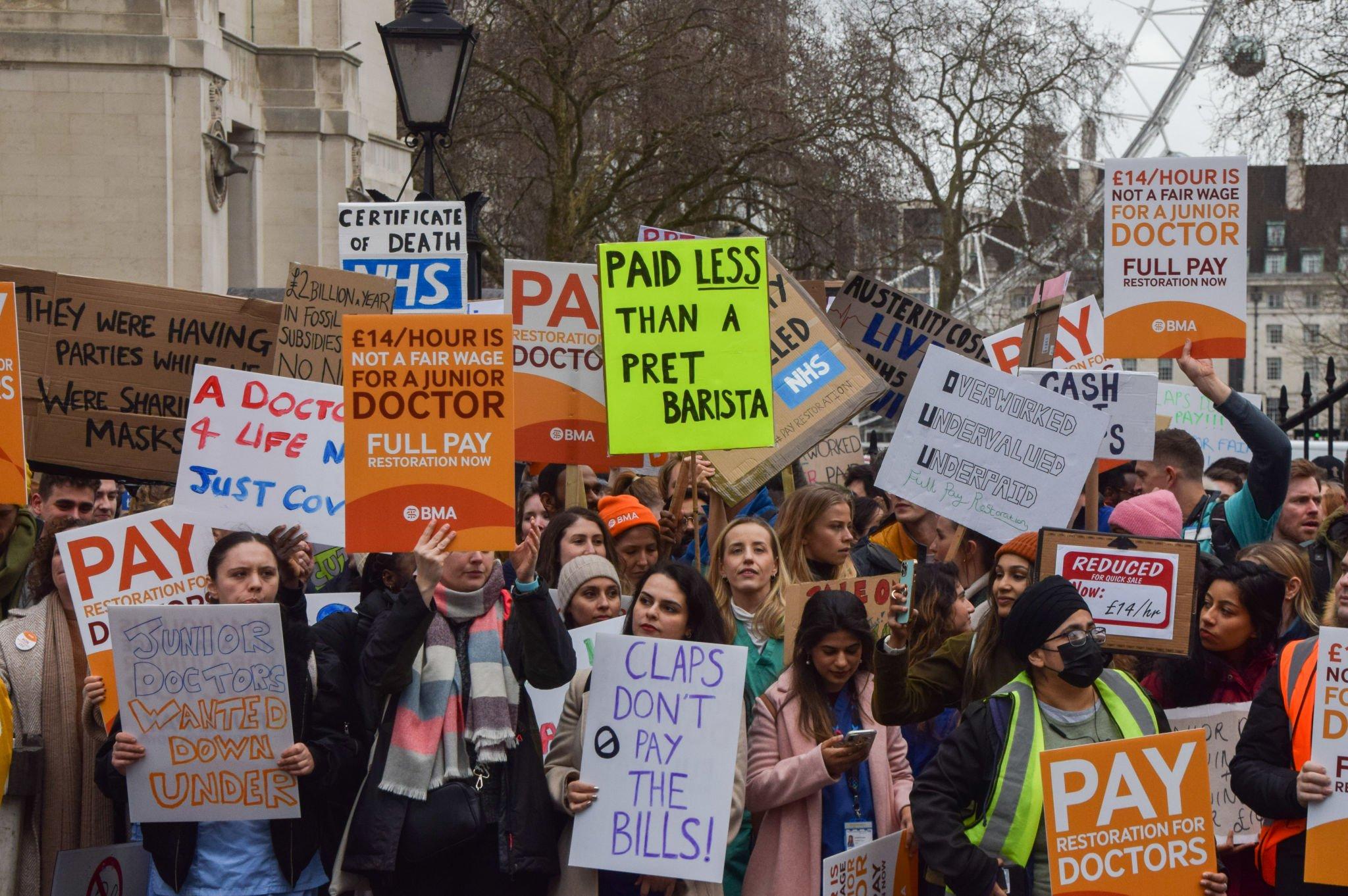 آلاف الأطباء يعتزمون الإضراب مرة أخرى في إنجلترا