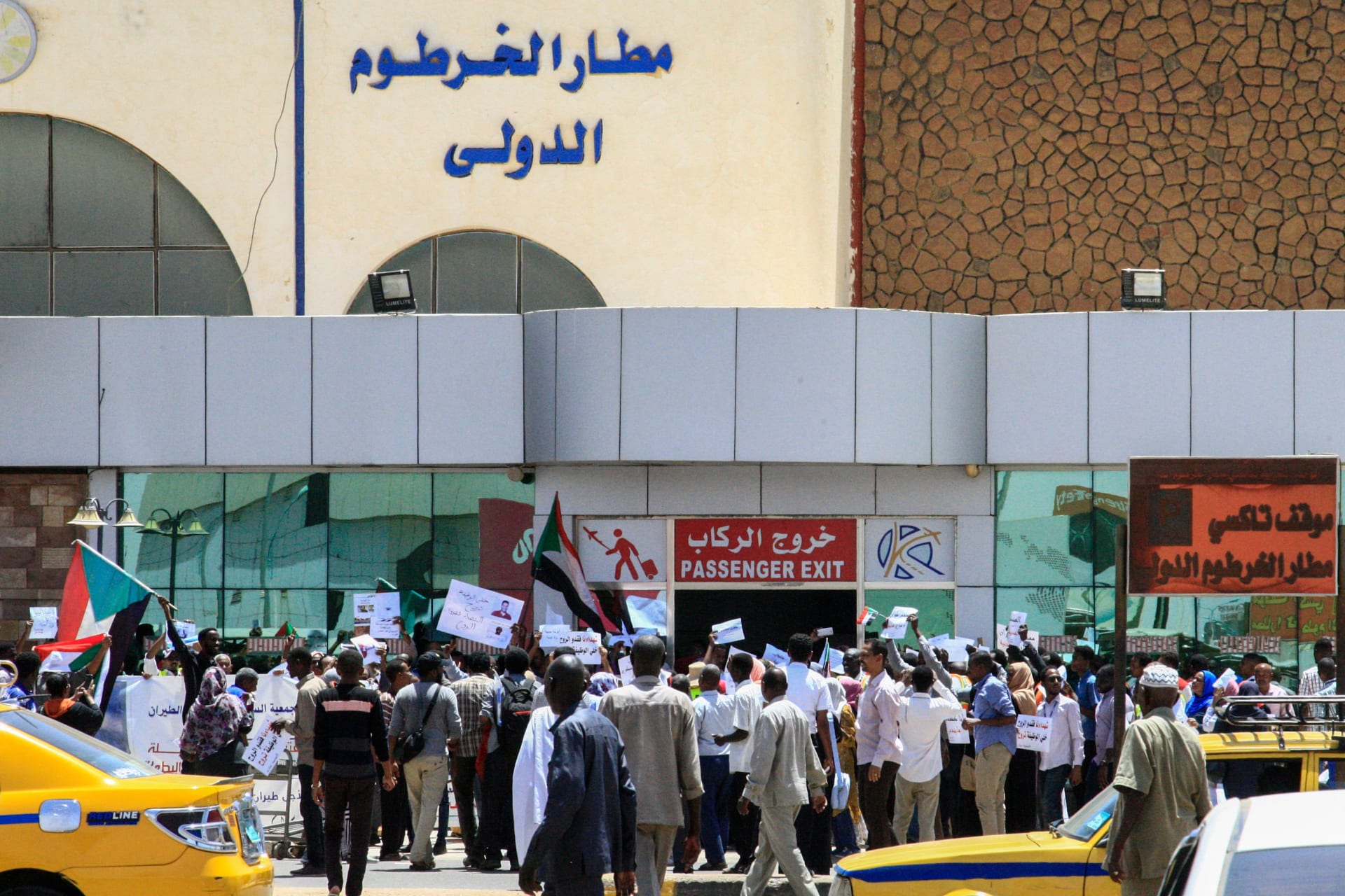 مصر والسعودية وتركيا توقف رحلاتها الجوية إلى السودان