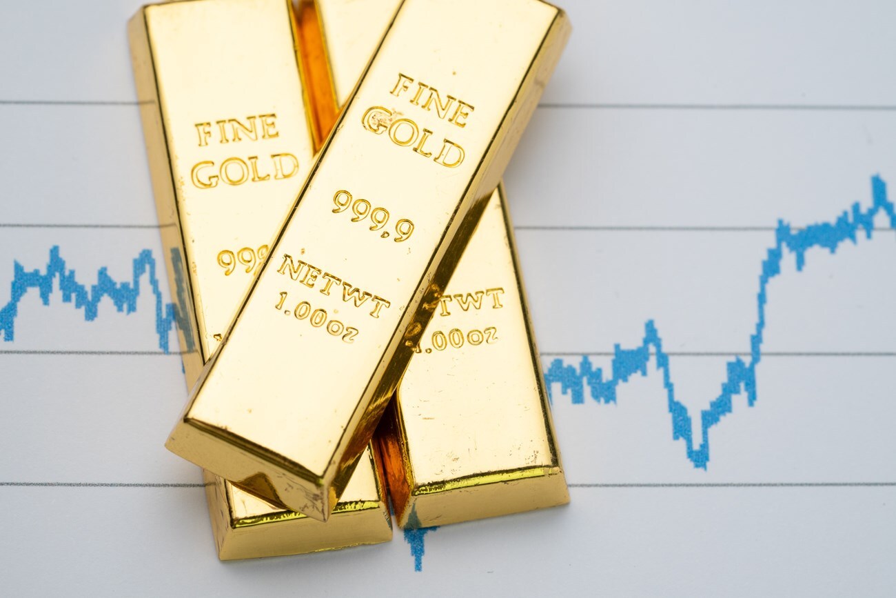 الذهب يصعد ويتجه نحو 2000 دولار للأونصة