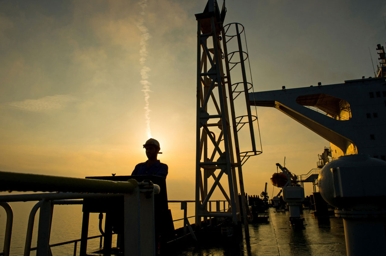 النفط يواصل التراجع وسط ترقب لمزيد من قرارات رفع أسعار الفائدة