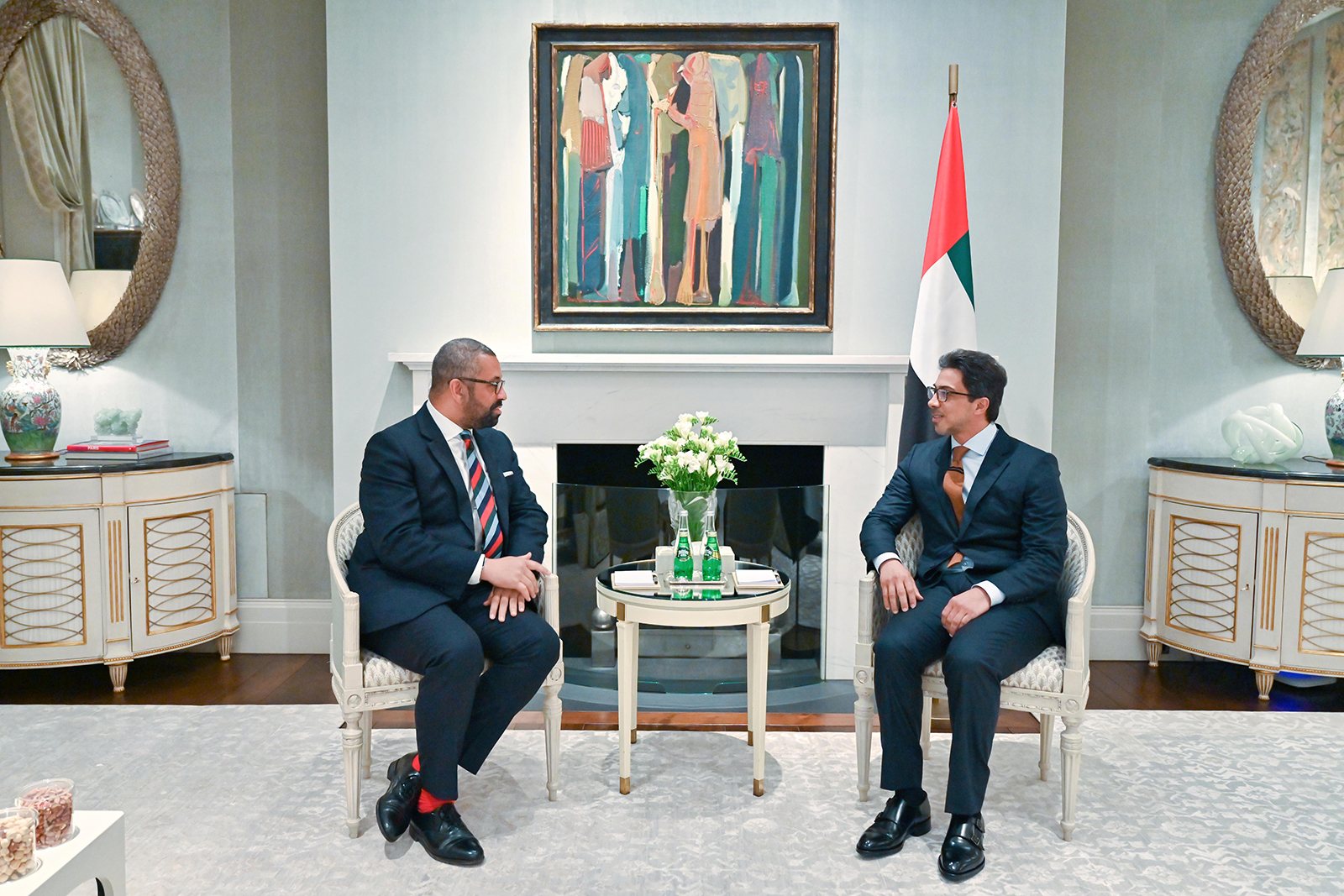 منصور بن زايد يلتقى وزير الخارجية البريطاني