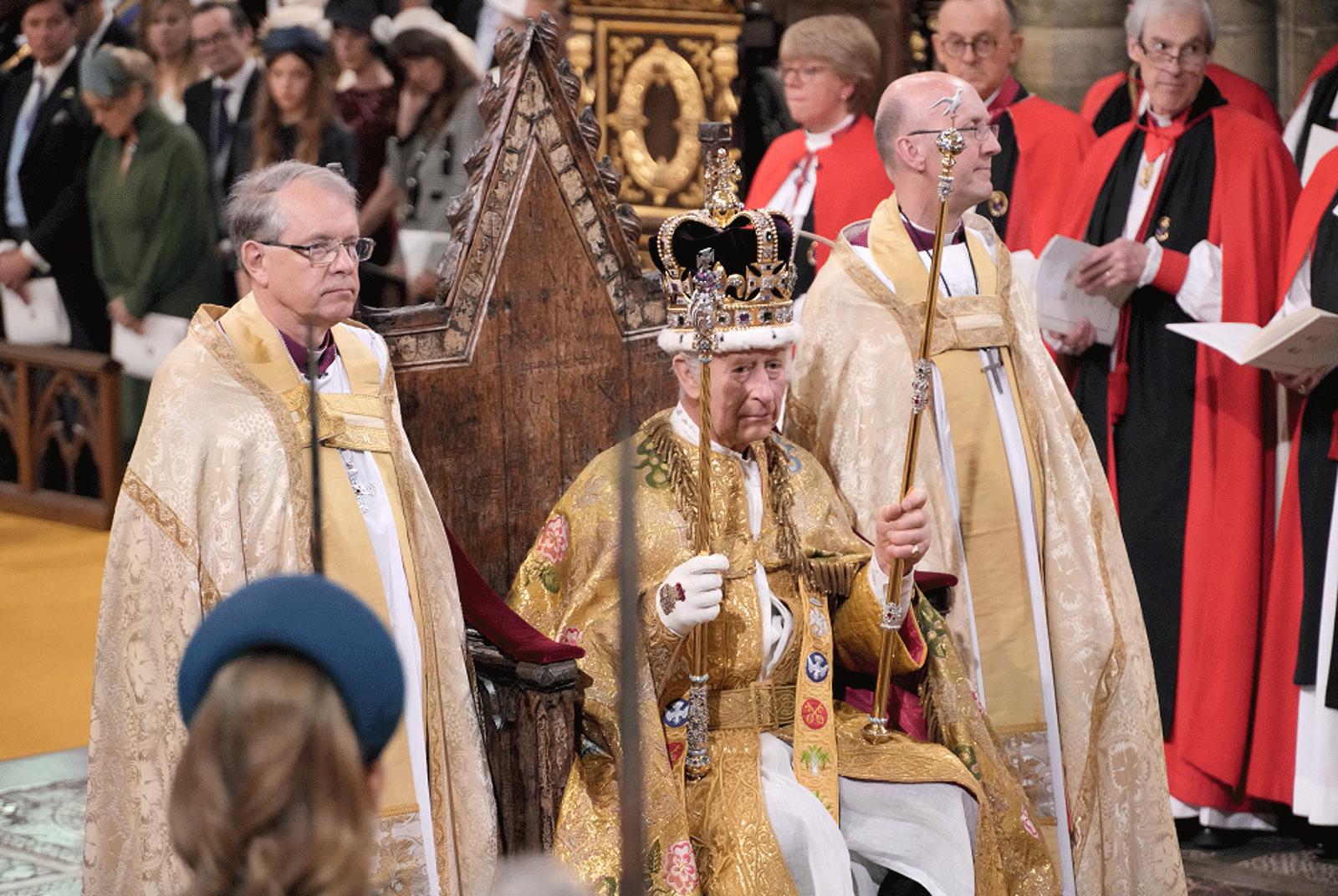 رسمياً.. تشارلز الثالث يتوج ملكاً لبريطانيا (فيديو)
