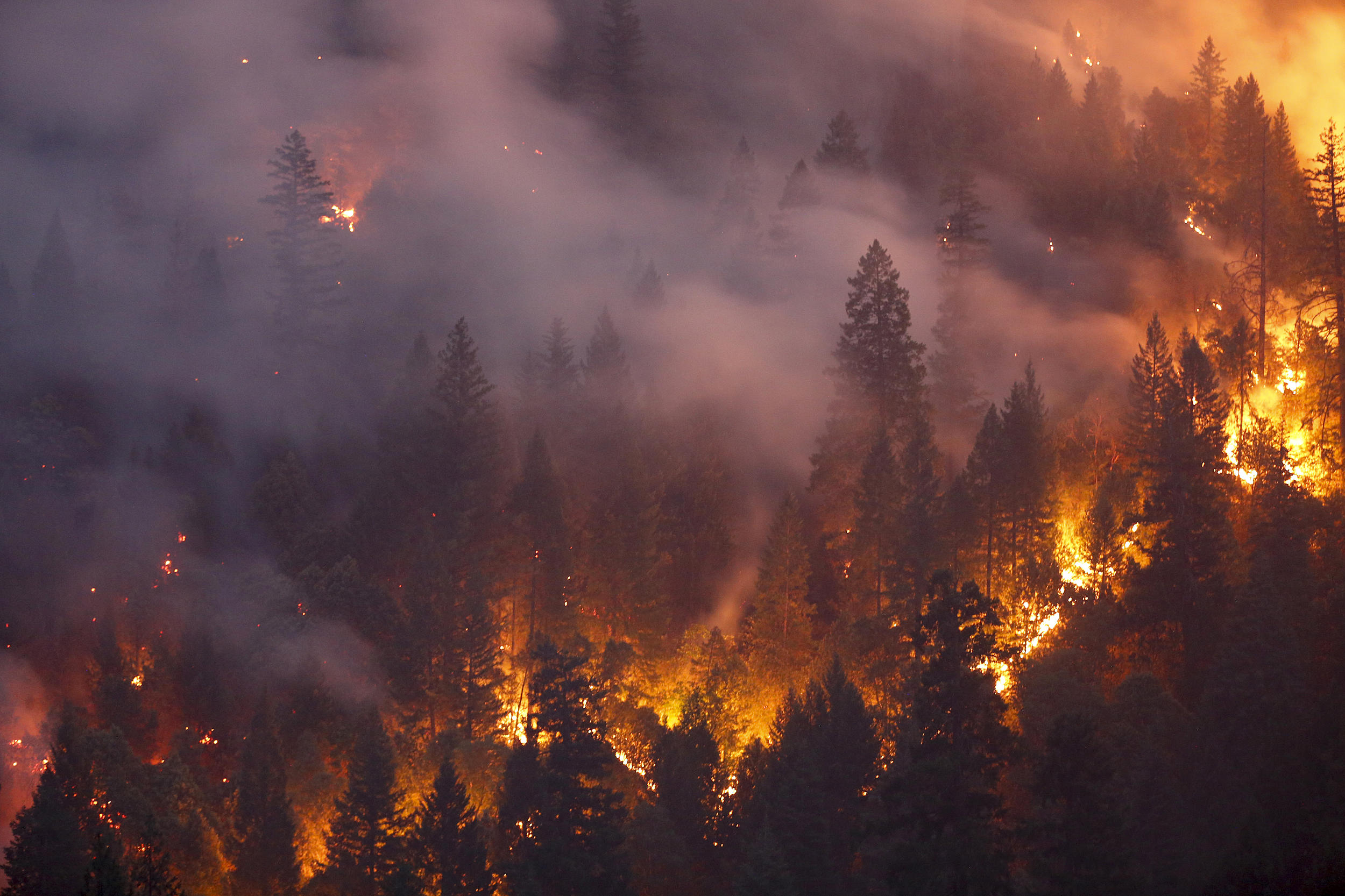 فرار الآلاف من حرائق غابات غير مسبوقة في كندا