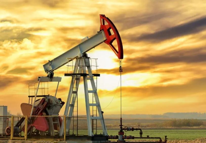 أسعار النفط تقفز أكثر من 3% عند التسوية