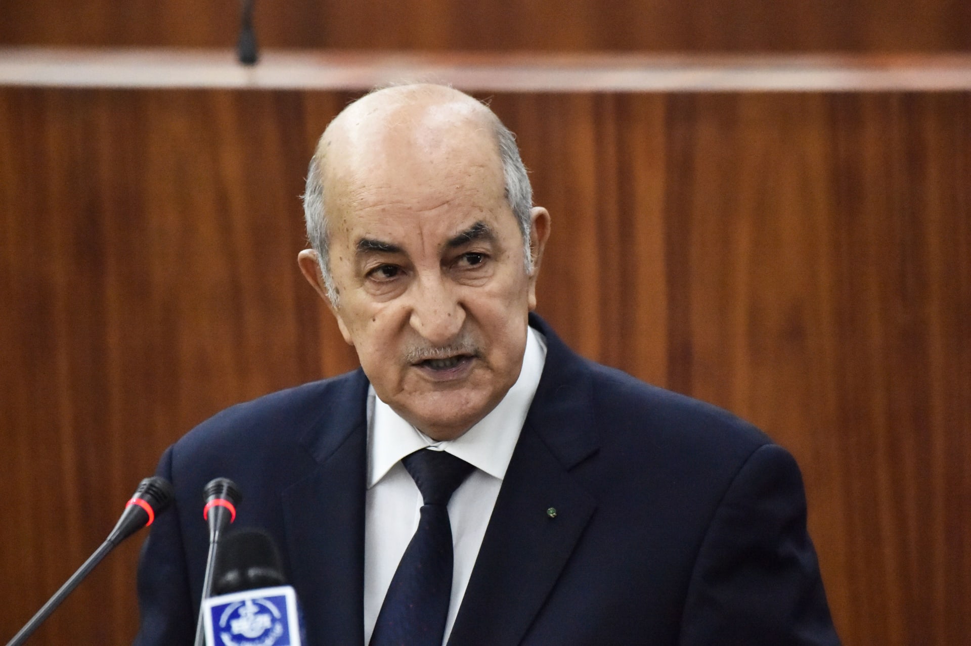 الرئيس الجزائري ينهي مهام وزير الإعلام