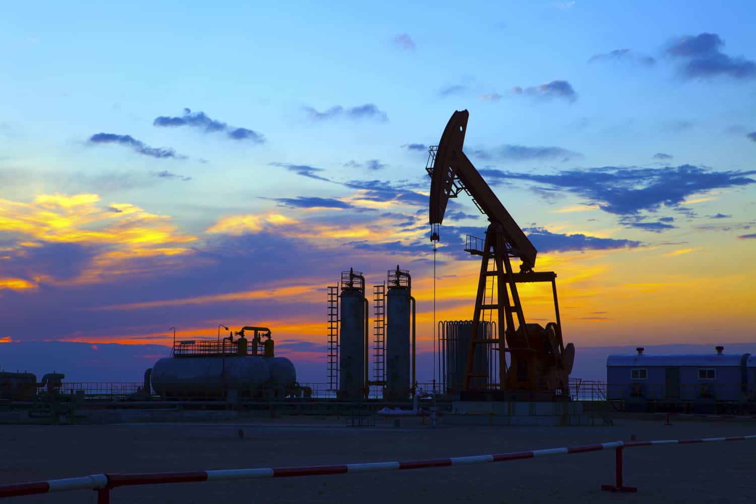النفط يستقر بعد انخفاض مفاجئ في مخزونات الخام الأمريكية