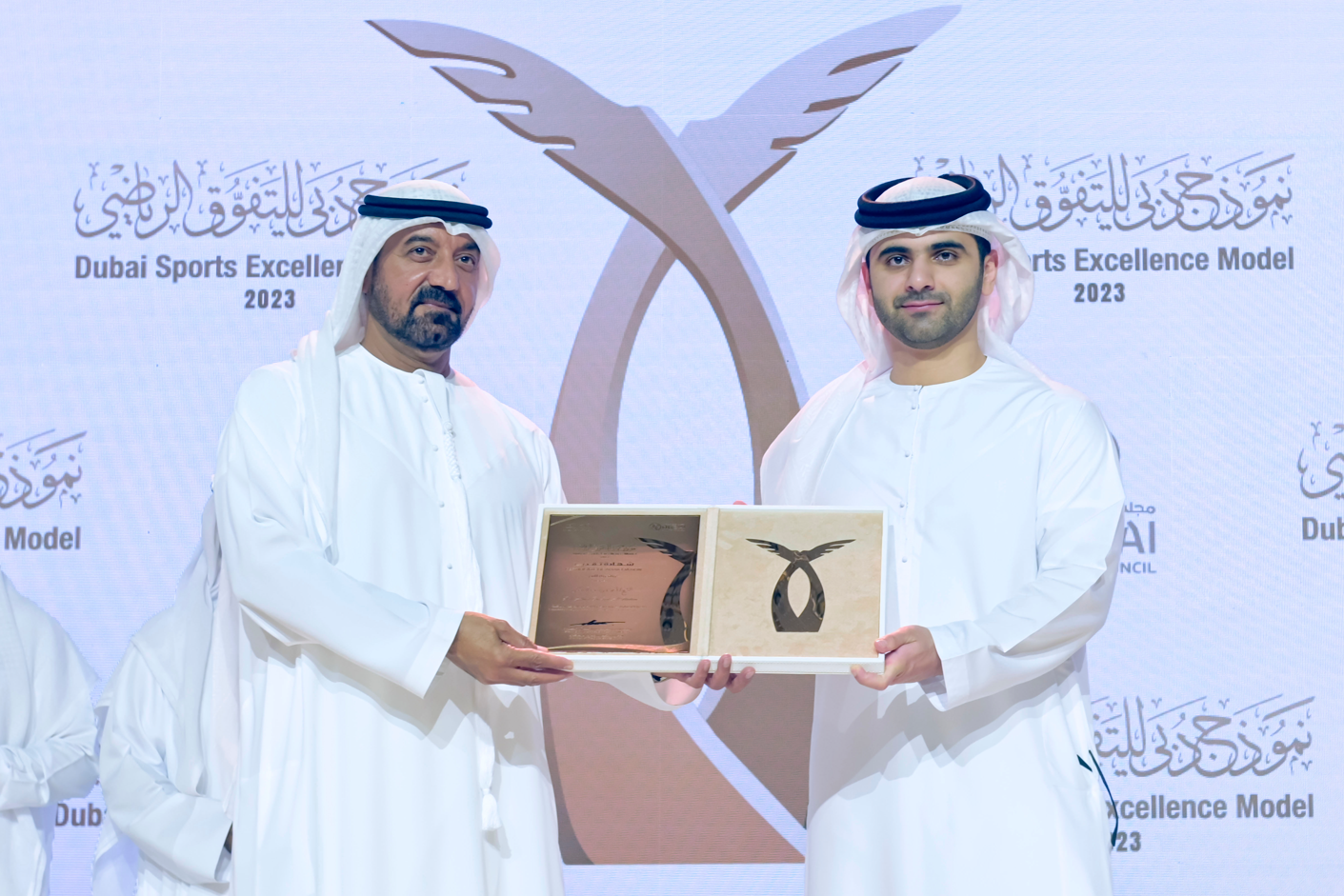 منصور بن محمد يكرّم الفائزين في حفل نموذج دبي للتفوق الرياضي