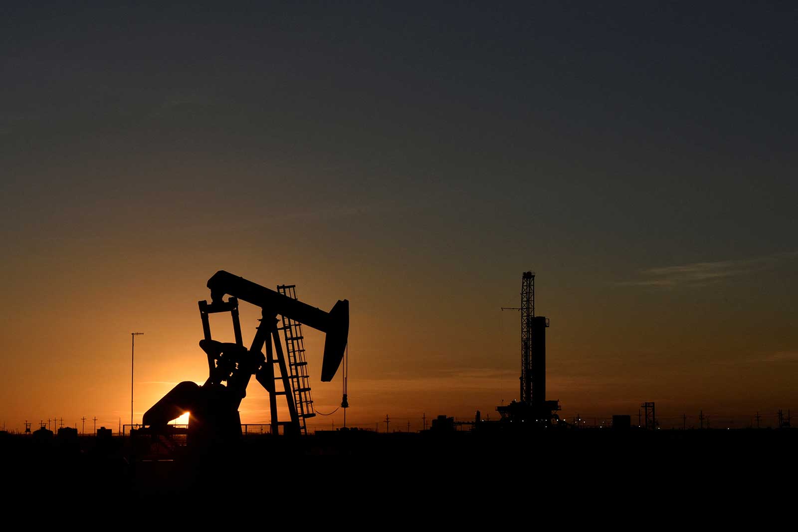 انخفاض مفاجئ بمخزونات النفط الخام الأمريكية
