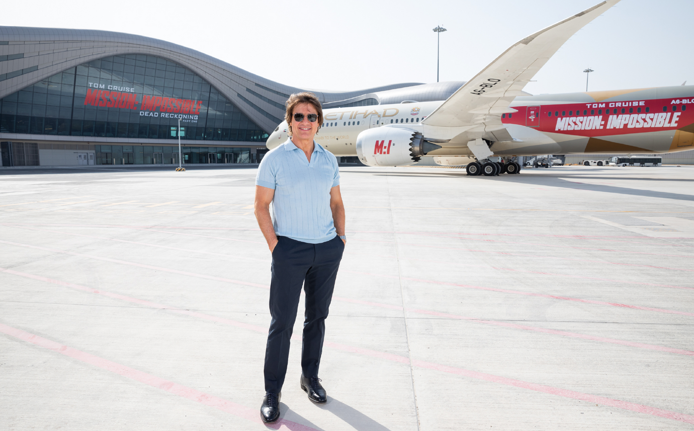 توم كروز يصل على متن أول رحلة يستقبلها مبنى مطار أبوظبي الدولي الجديد
