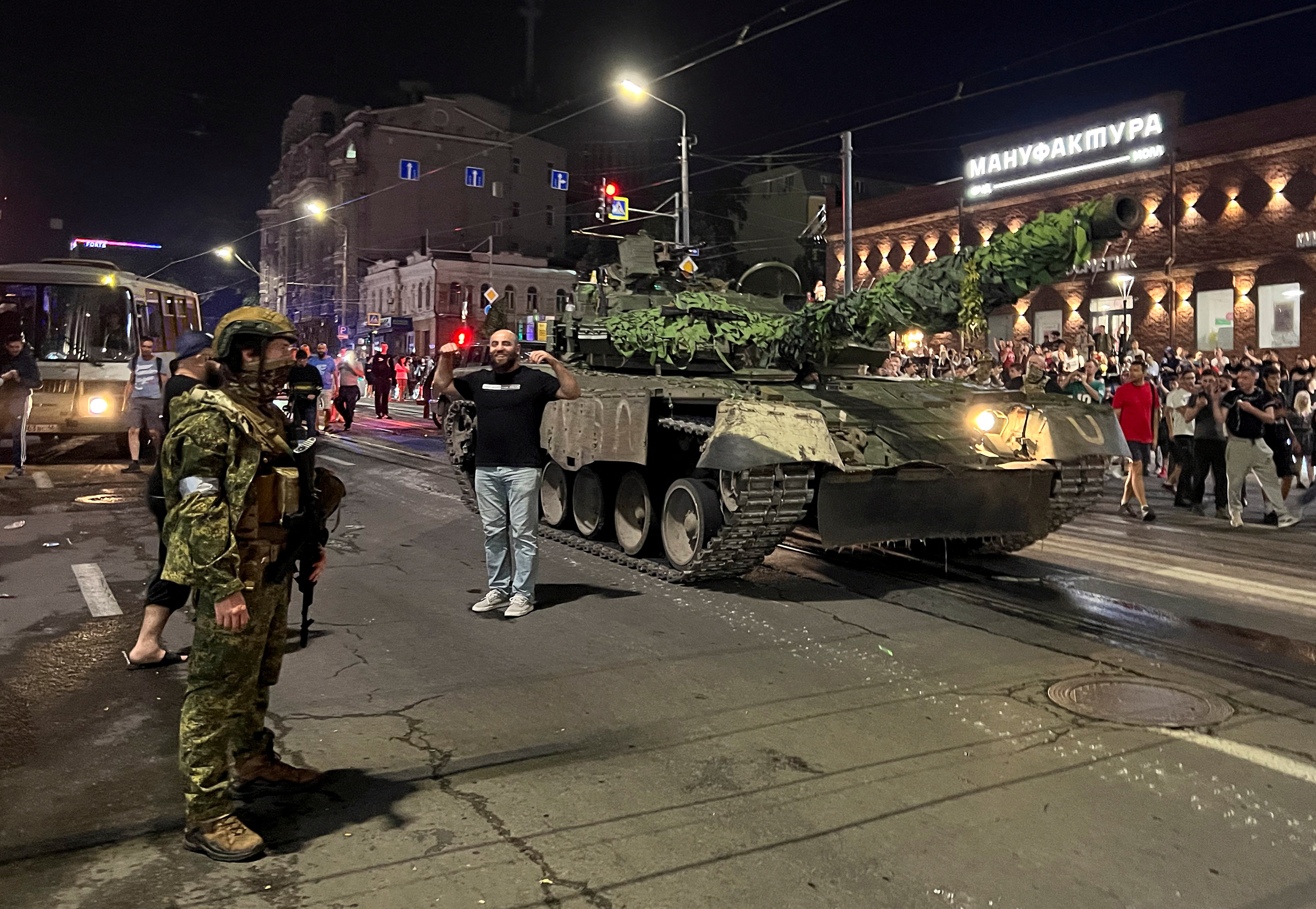 Чвк вагнер вышел. Мятеж ЧВК Вагнер Ростов. ЧВК Вагнер в Ростове на Дону. Вагнер ЧВК Ростов 2023. Танк ЧВК Вагнер в Ростове.