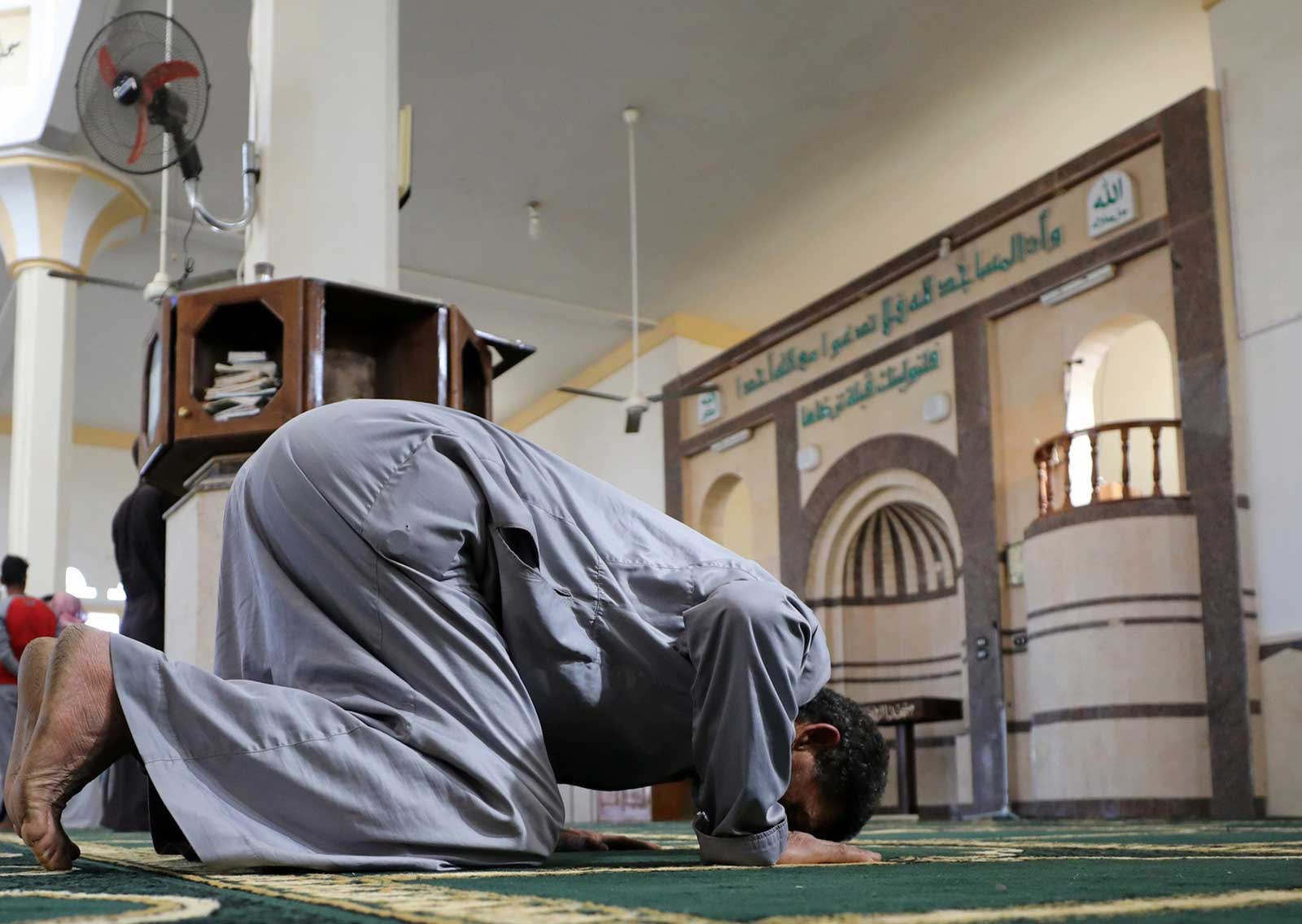 حقيقة إلزام المصلين في مصر بسداد فواتير كهرباء المساجد