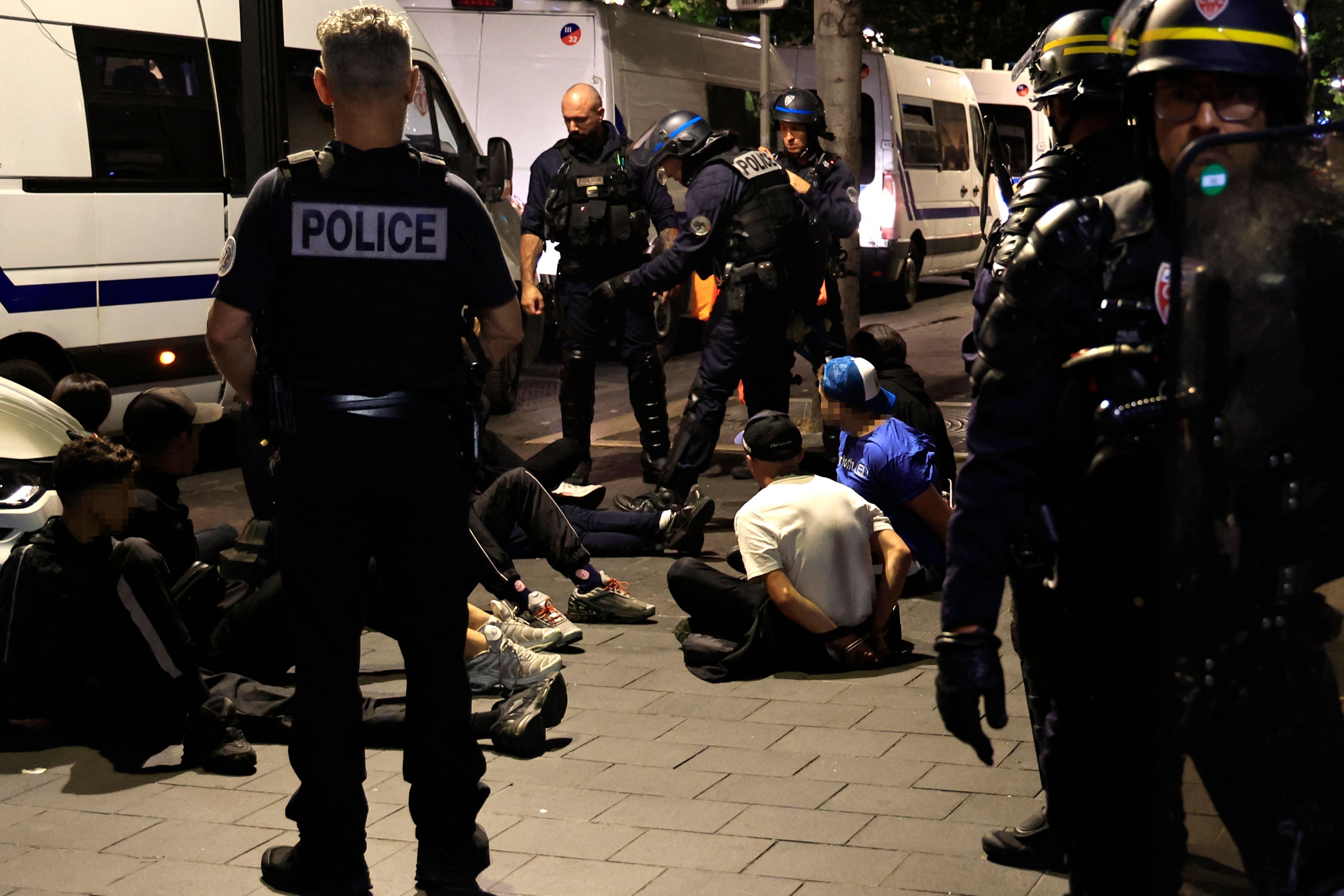 شرطة فرنسا تعتقل 719 شخصاً