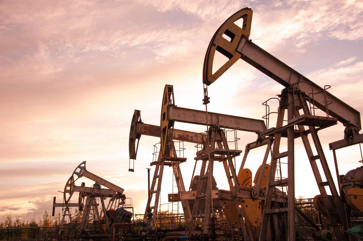 تراجع أسعار النفط العالمية قبل صدور بيانات المخزون الأمريكي